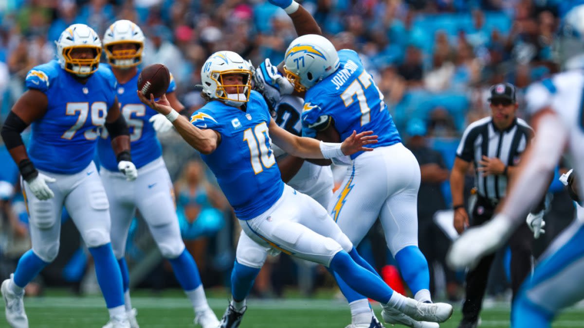 Justin Herbert throws 2 touchdowns to Quentin Johnston; Chargers hammer Panthers 26-3 to remain unbeaten