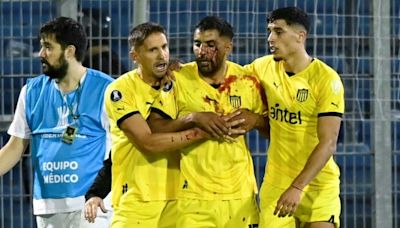 En clima tenso, Peñarol recibe a Rosario por un cupo a octavos de la Libertadores