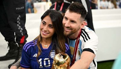 Antonela en off-side por revisarle el celular a Lionel Messi