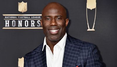 NFL Star Terrell Davis Says He Was Handcuffed on United Flight After He ‘Lightly Tapped’ Flight Attendant