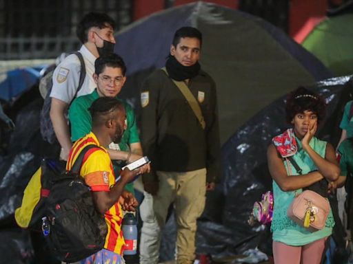 Desalojan a migrantes de la Plaza Giordano Bruno, en la colonia Juárez