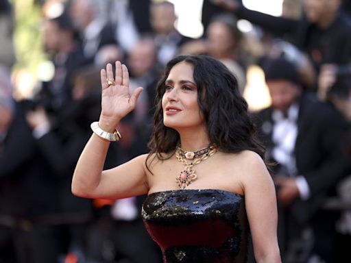 Cannes 2024: Salma Hayek se roba los reflectores con carísimo vestido