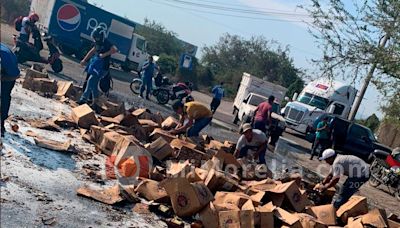 Cervezas caen de camión y desatan rapiña en Michoacán