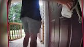 VIDEO: Hombre casi es mordido por una serpiente que colgaba en la puerta de su casa
