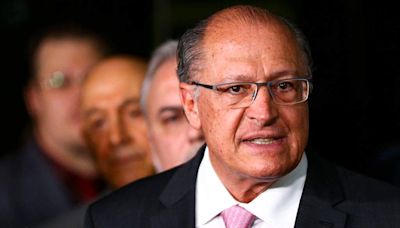 Mulher passa mal em voo e é socorrida por Geraldo Alckmin