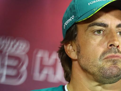 El brutal cabreo Fernando Alonso con un miembro de la FIA: lanza hasta la gorra y la chaqueta por el enfado