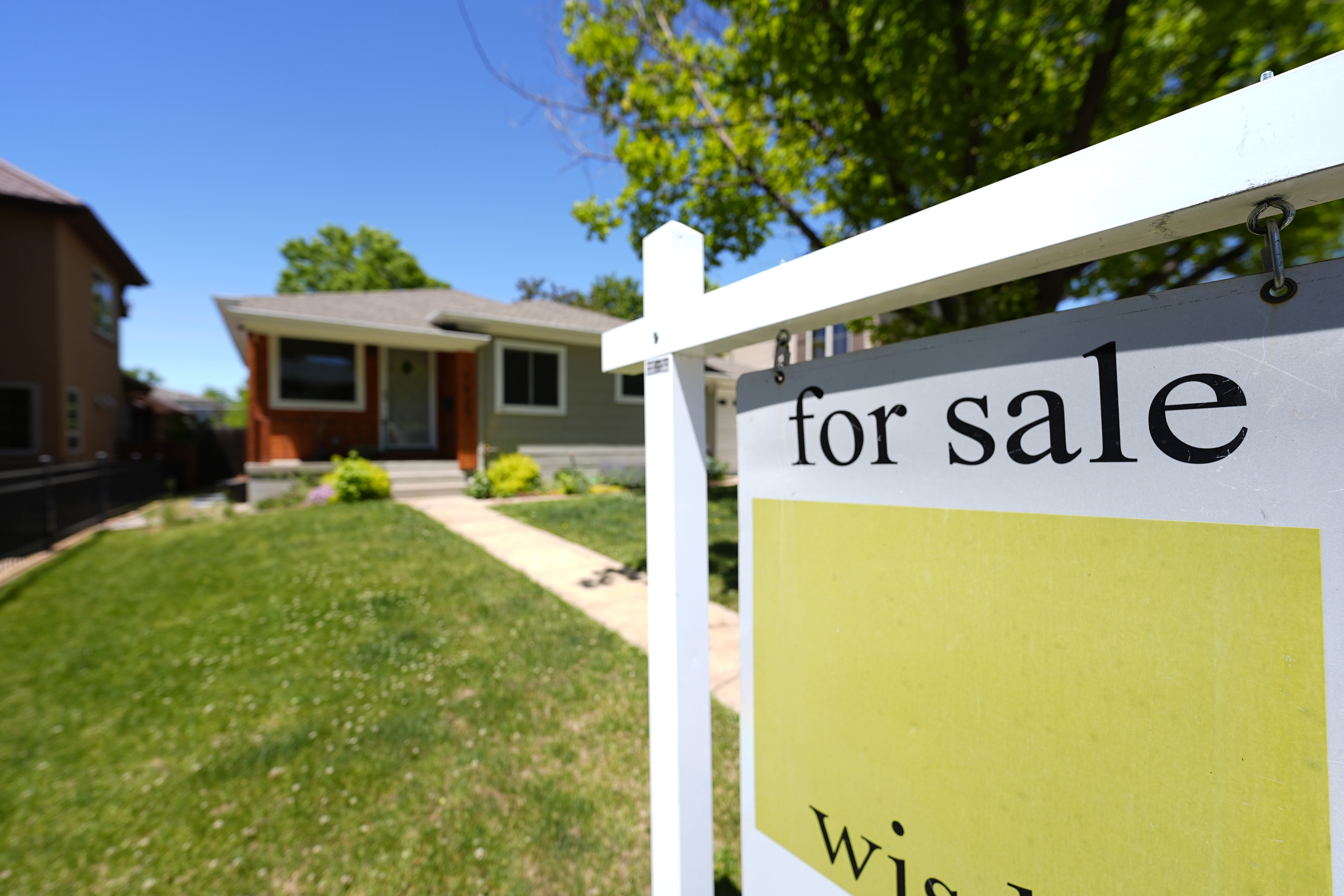 Average rate on a 30-year mortgage eased this week to 6.86%, lowest level since early April