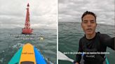 VÍDEO | Universitário vai de prancha até boia em alto-mar no ES e Marinha faz alerta
