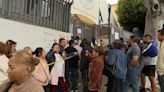 Votantes esperan en grandes filas para emitir su voto en el consulado mexicano de Los Ángeles