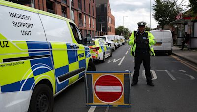 Agente británica podría perder un brazo tras el ataque con espada en Londres