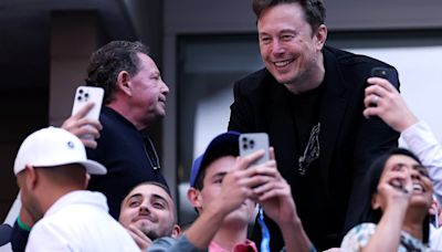 Elon Musk poses for selfies with tennis fans at US Open final