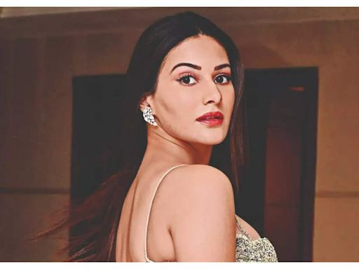 #LipstickDay: I sport a red lippy when I feel excited or conﬁdent, says Amyra Dastur | Hindi Movie News - Times of India