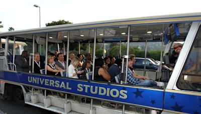 Accidente en tranvía de Universal Studios Hollywood deja 15 personas lesionadas - La Opinión