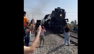 Otra mujer casi muere arrollada por la locomotora; ¡su celular salió volando!