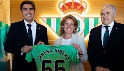 La ministra Teresa Ribera asiste al partido Betis-Almería en reconocimiento al proyecto Forever Green: "El Betis fue el primer equipo de fútbol que apostó por la sostenibilidad"