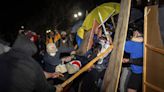 哥大示威警清場抓人 UCLA校園挺巴爆衝突大亂鬥畫面曝