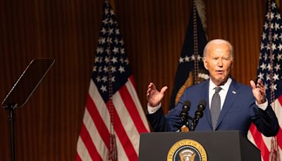 Biden respalda eliminar impuestos a las propinas igual que Trump, asegura la Casa Blanca