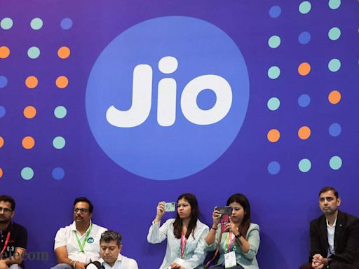 Jio’s prepaid plans 20% more affordable than Airtel, Vodafone Idea’s despite latest tariff hikes - ET Telecom