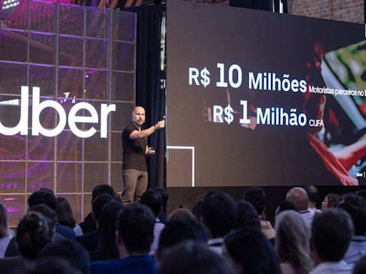 CEO global da Uber anuncia expansão de serviços no Brasil: carros elétricos, ofensiva nos táxis e ‘Health’