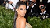 Kim Kardashian presume su cinturita ‘de avispa’ en un diminuto bikini durante sus vacaciones en Turcos y Caicos - La Opinión