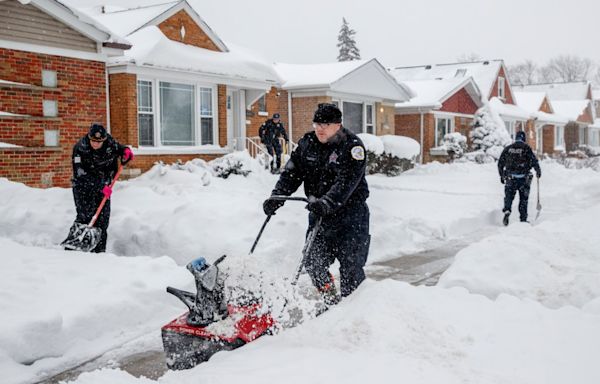 Chicago to provide free sidewalk snow removal services in four areas next year, Mayor Brandon Johnson announces