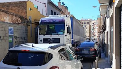 "Vivir en esta calle de Manises es un infierno"