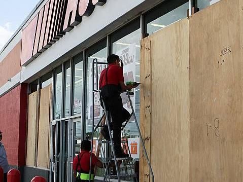 Alertas a la población y evacuación de huevos de tortuga: cómo se prepara México para la llegada de Beryl