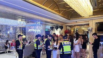 桃警出動百人雷霆除暴 男躲工地玩改裝車抽K菸慘了 - 社會