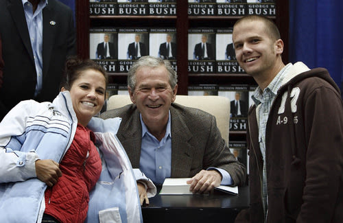 Hundreds thrilled to meet former President Bush