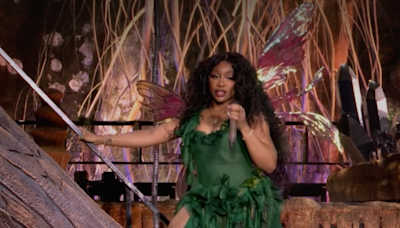 SZA helps rescue fans while dressed as a fairy during Glastonbury headline set