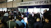 Los videos de la Policía golpeando a hombres en el aeropuerto del Reino Unido provocan indignación mientras la fuerza se presenta ante el organismo de control