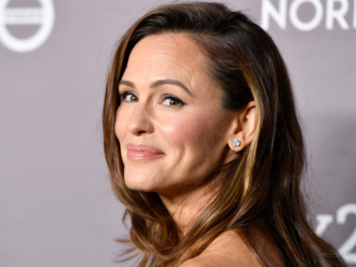 Jennifer Garner’s Reaction To Being Trapped In An Elevator Is A Must-See | iHeart