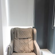 These chairs provide a full body massage experience, including the back, neck, shoulders, arms, legs, and feet. They often come with a variety of massage techniques, such as kneading, tapping, rolling, and shiatsu. Some models also have heating and stretching functions for added relaxation.