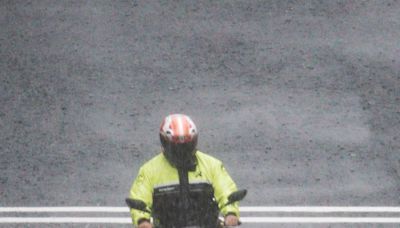 雨彈突襲！13縣市大雨特報 4地區列「大雷雨警戒區」