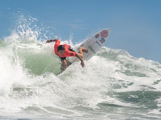 Reina y leyenda del surf mundial se rinde ante Brisa Hennessy