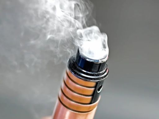 Una joven de 19 años sufrió un colapso pulmonar por vapear 50 cigarrillos electrónicos diarios en el Reino Unido