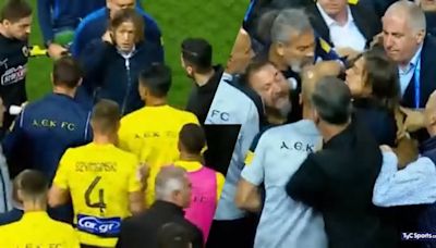 Matías Almeyda, furioso: agarró del cuello a un policía y recibiría una dura sanción en Grecia