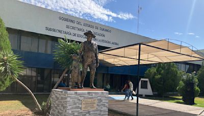 Develan estatua de Gral. Francisco Villa y Nellie Campobello en Subsecretaría de Educación