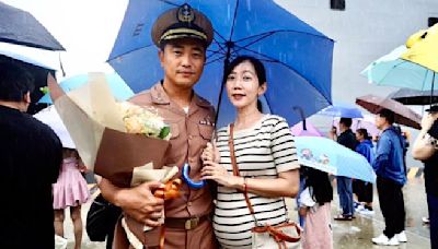 好想你！海軍敦睦支隊出訪50天歸國 家屬迎接淚水與雨水交織感人 - 軍事