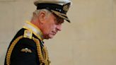 Charles III e Camilla são escoltados às pressas após segurança avistar homem em telhado