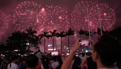 國慶煙花｜內地生讚是生平看過最盛大演出 深圳客稱看完過關回家