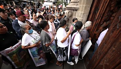 Padres de Ayotzinapa, "decepcionados" de López Obrador, pero con "esperanza" en Sheinbaum