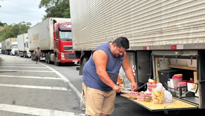 Fechamento da Serra das Araras: motorista aproveita trânsito parado para preparar almoço; próxima interdição será no dia 13