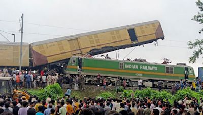 Choque de trenes deja nueve muertos en la India