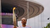 PIX: Snoop Dogg carries Olympic Torch!