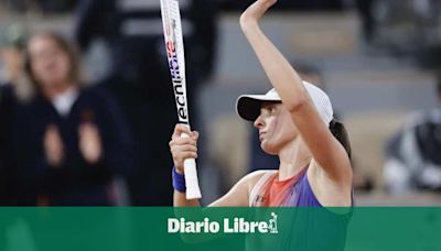 Iga Swiatek salva un punto de partido para eliminar a Osaka en tres sets en el Abierto de Francia