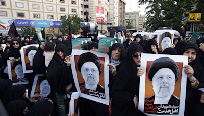 Miles de iraníes homenajean al fallecido presidente Ebrahim Raisí en las calles del país