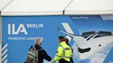 Airbus stellt in Berlin neue Drohne zur Begleitung von Kampfjets vor