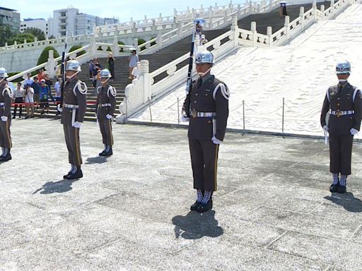 三軍儀隊撤出中正紀念堂體 林宜瑾：移除獨裁者像沒人須曬太陽