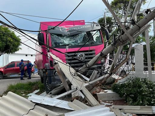 Camión sin control se llevó por delante dos carros y chocó contra una vivienda en Barranquilla